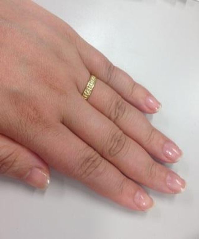 私の太い指にも負けないしっかりとした存在感と輝き。