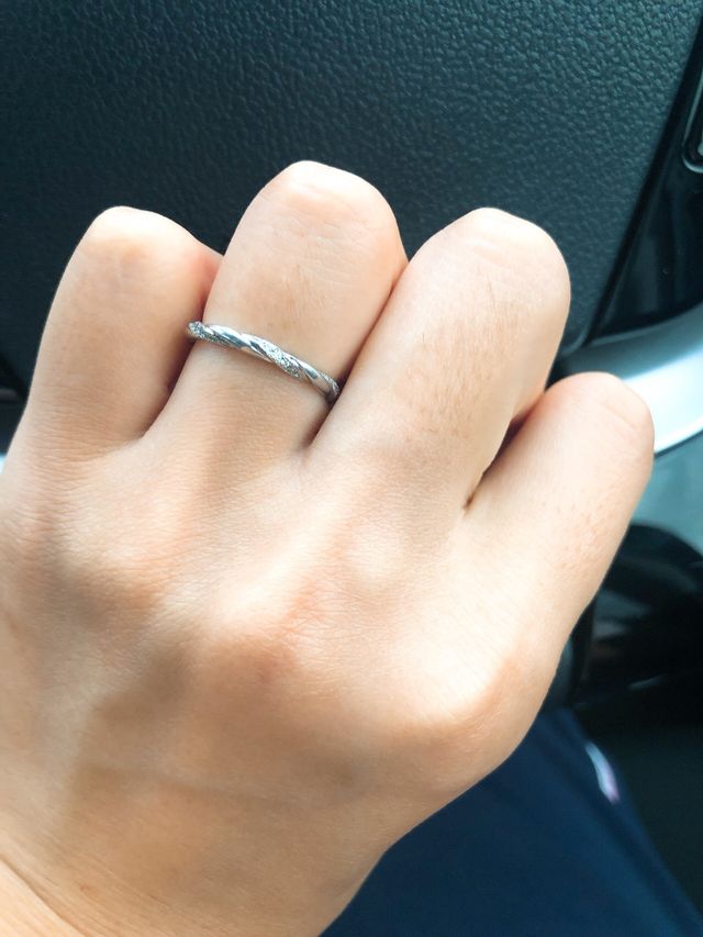 細かく入っているダイアモンドが清楚に光ります。