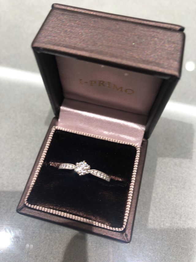 キラキラ輝く素敵なリングです。