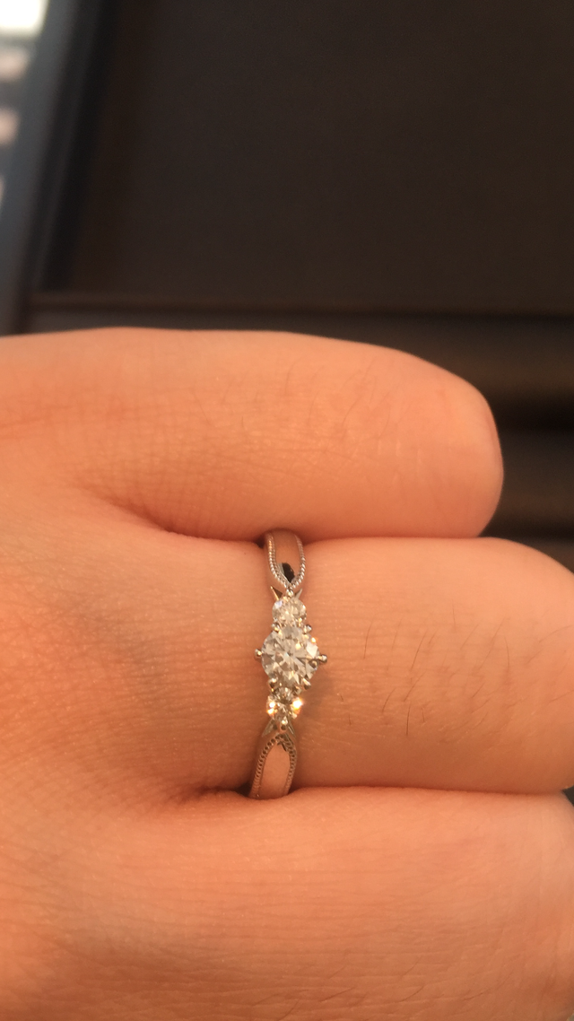 ミル打ちとメレダイヤモンドの婚約指輪。
