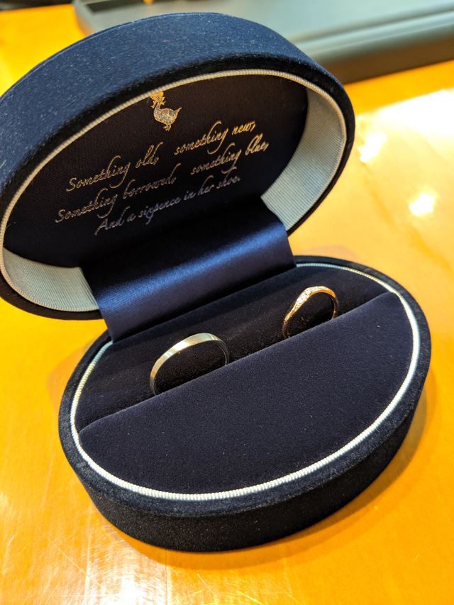 サムシングブルーの結婚指輪です
