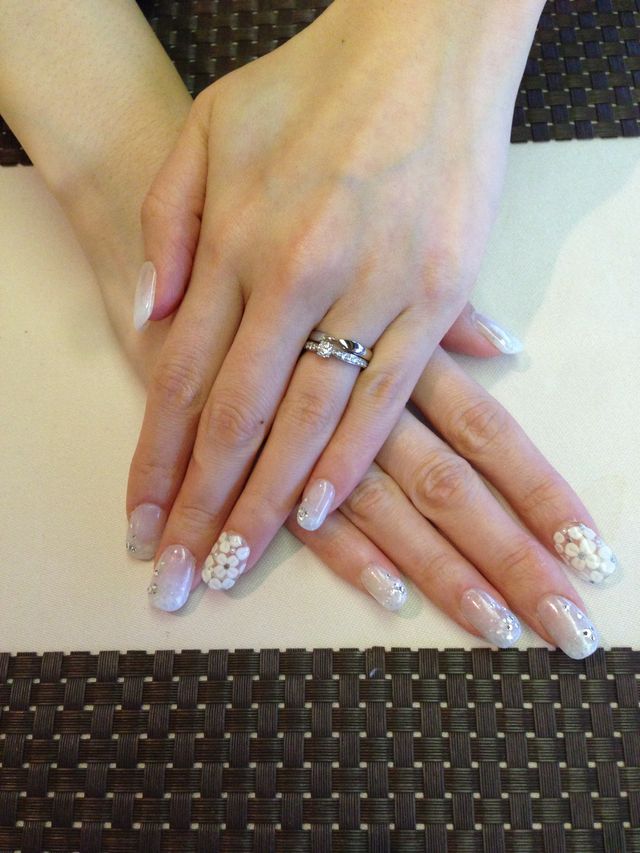 結婚指輪はシンプルで、婚約指輪と重ね付けで華やかになります。