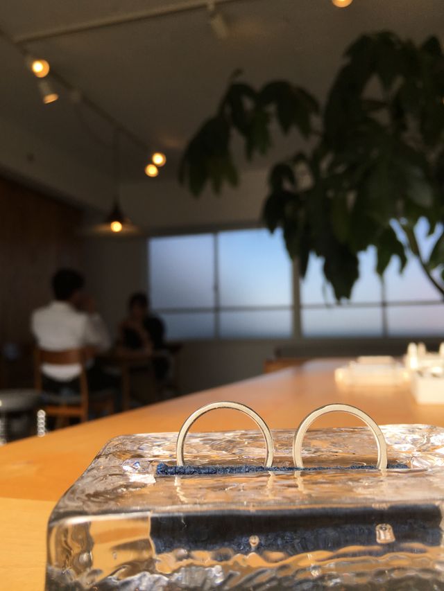 手作りの指輪を引き取りに行った際に撮ってもらった写真です