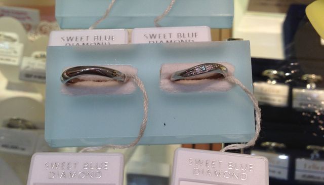 真ん中にブルーサファイア