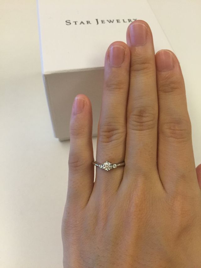 中央のダイヤの両脇に小さめダイヤがついているV字タイプです。