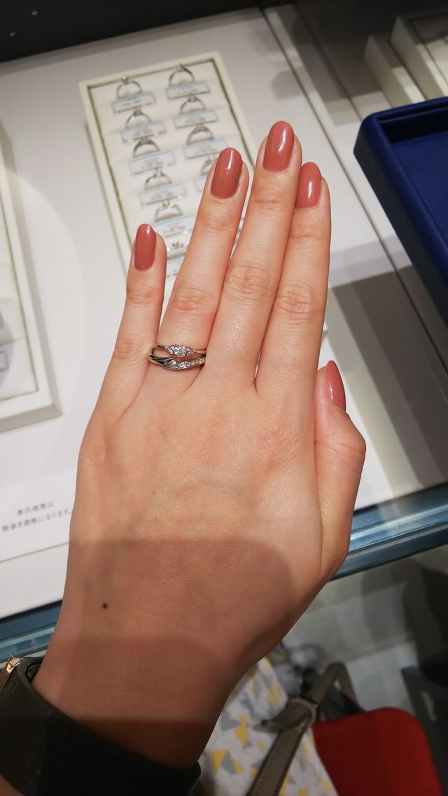 婚約指輪と合わせて試着しました。