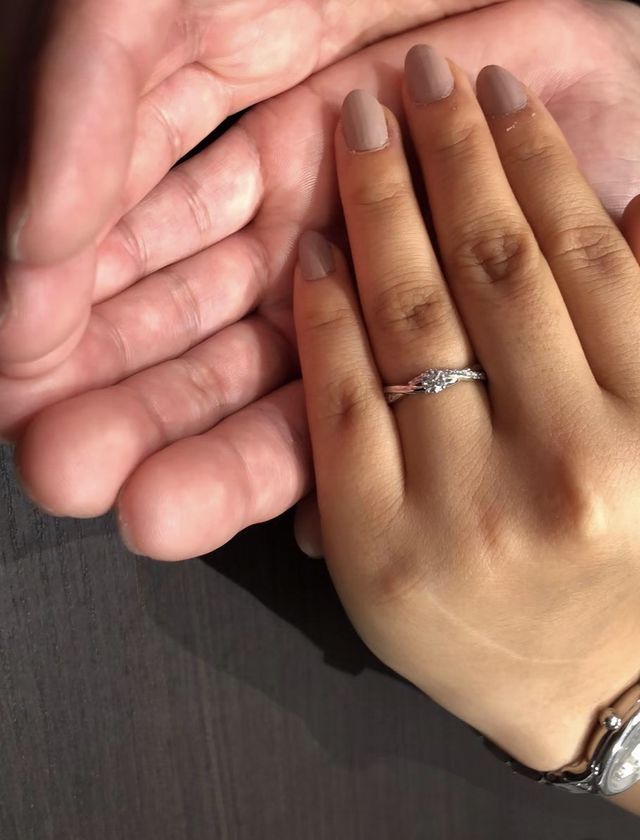 真ん中とそのサイドにダイヤモンドがたくさん♪