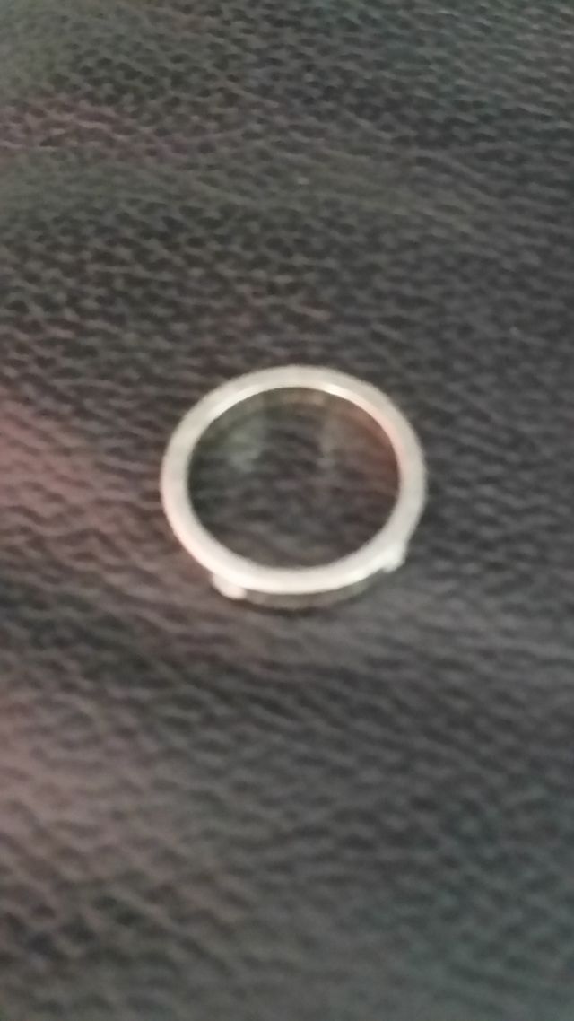 ダイヤが浮き出ていて綺麗な輝きです。