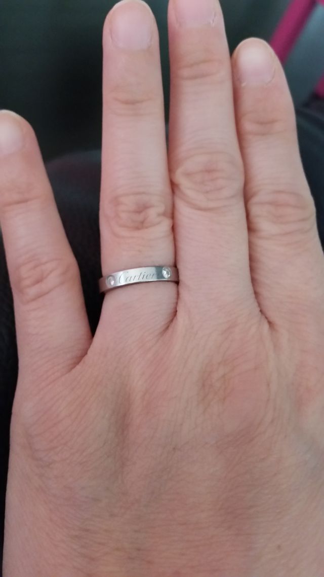 シンプルでダイヤが2つ綺麗に輝いています。