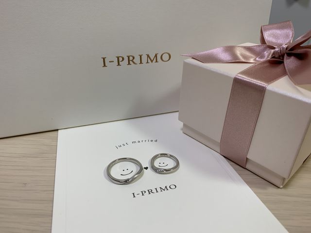 ウェーブがあり、女性はダイヤ、男性はマット加工になっています