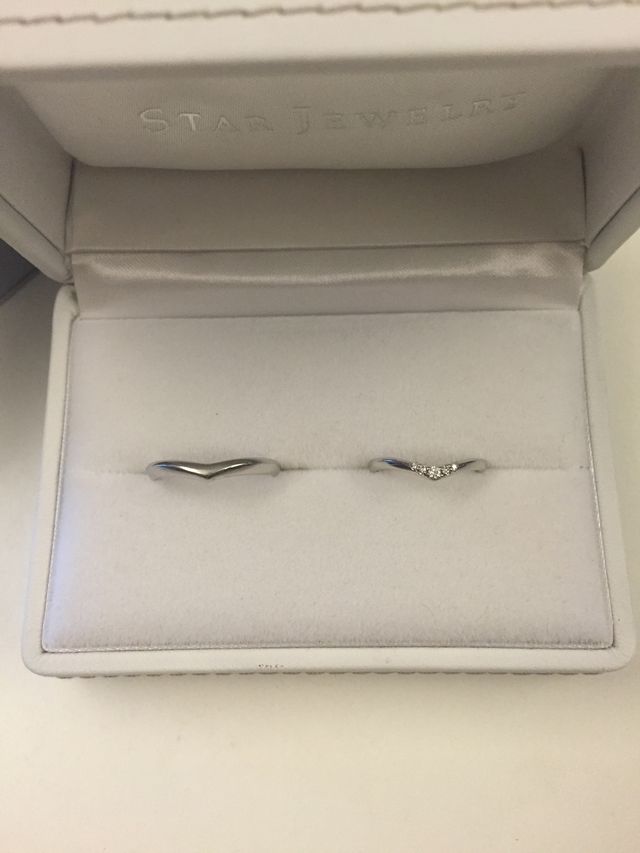 おそろいのV字タイプです。私のものにはダイヤがついています。