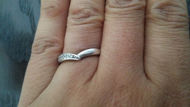 こちらの指輪は女性用で、ダイヤモンドが散りばめられています。