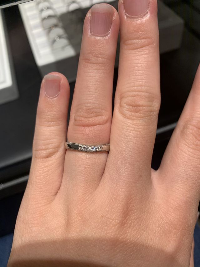 弱めのVの型の真ん中にダイヤが着いているミル打ちの指輪です。