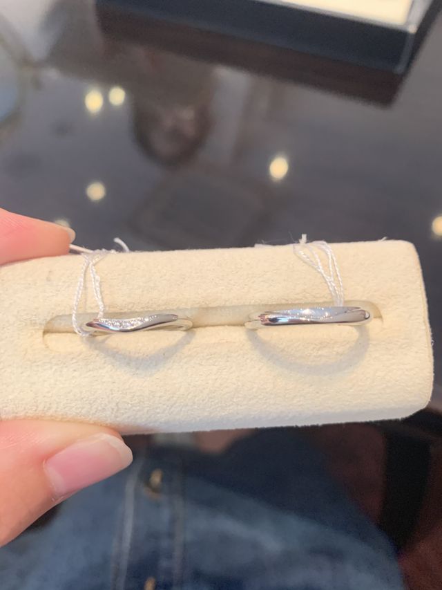 柔らかく湾曲した上の部分にダイヤがあしらわれている指輪