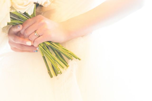 結婚指輪と重ね付けした時の写真です。