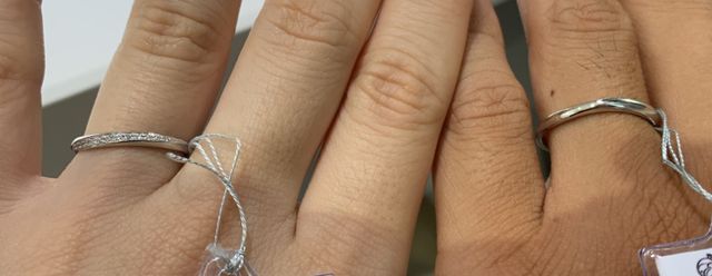 斜めにダイヤモンドが流れるように入ったデザインです。