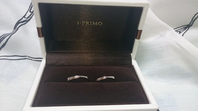 同じデザインでピンクゴールドのラインがあります