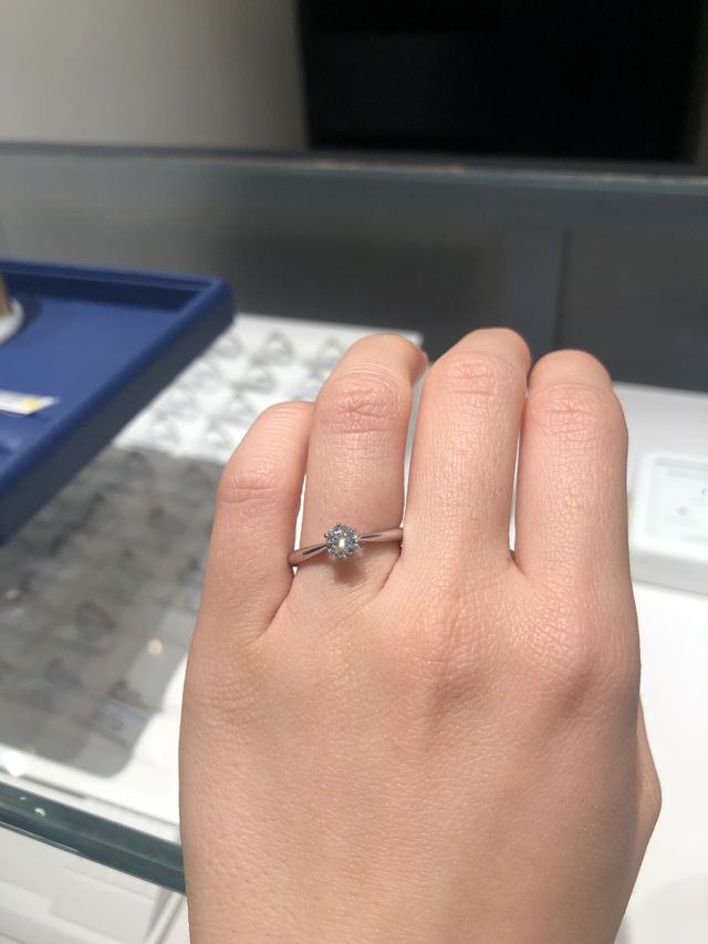 シンプルなものにしました。ダイヤは好きなものを選びました！