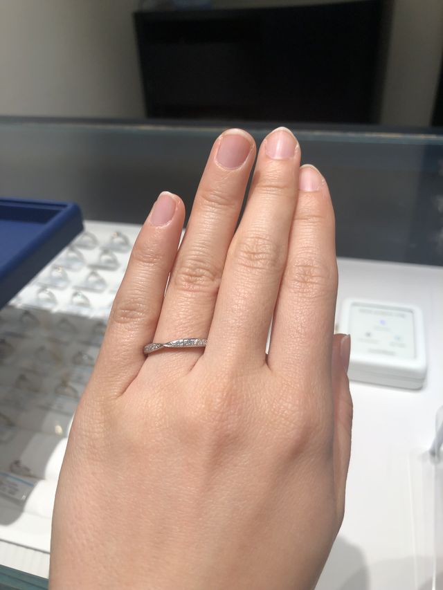 ティファニーのハーモニーと同じデザイナーさんの作品です。