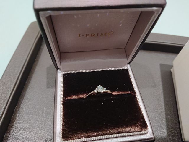 石が際立つデザインです。輝きが箱の裏まで反射しています！