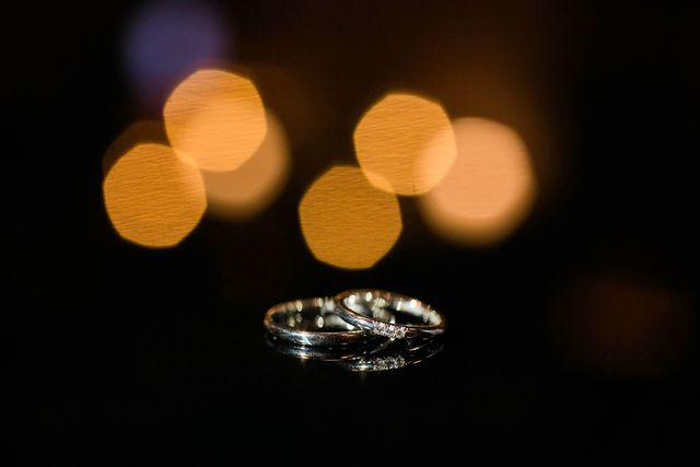 男性用はごくシンプルな細めの指輪です。