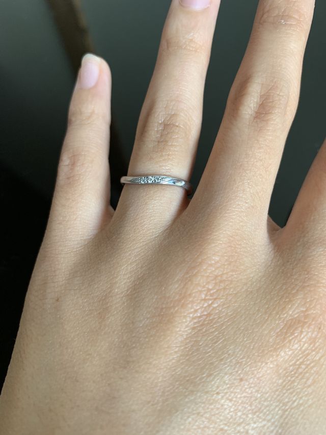 細身でシンプルな指輪です。
