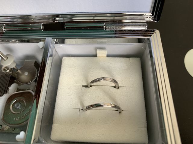 ふたつのリングを合わせると♡の模様が出来上がります。