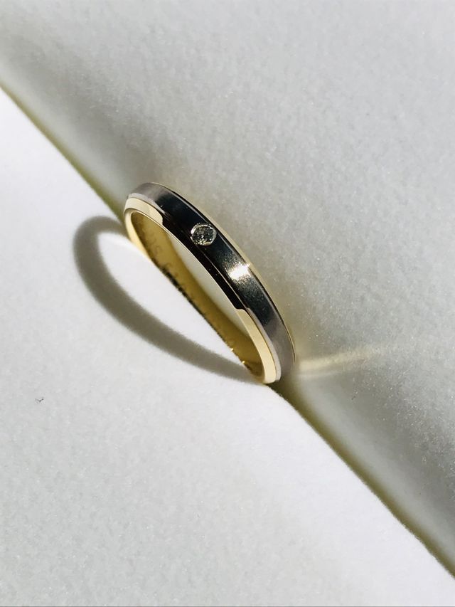 ゴールド(イエロー&シルバー)女性:ダイヤ入り男性:ダイヤ無