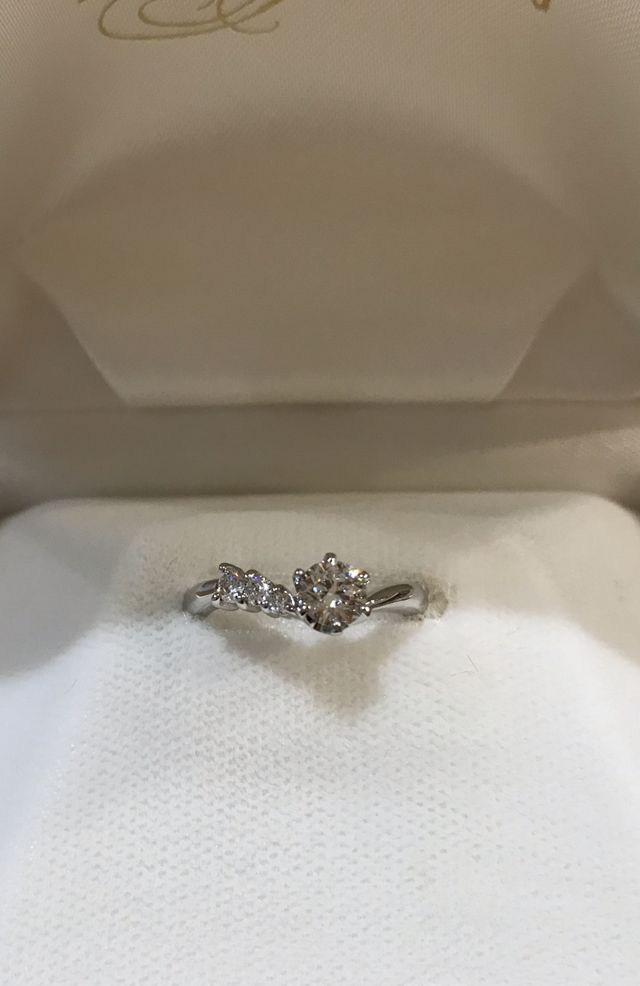 中央にメインのダイヤ、左側にも３つダイヤが並んでいる。