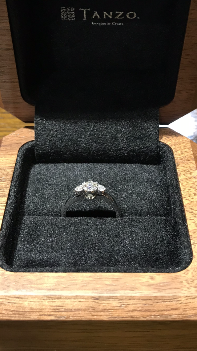 3石タイプ
脇石を寄せ、センターダイヤと一体感を出しました