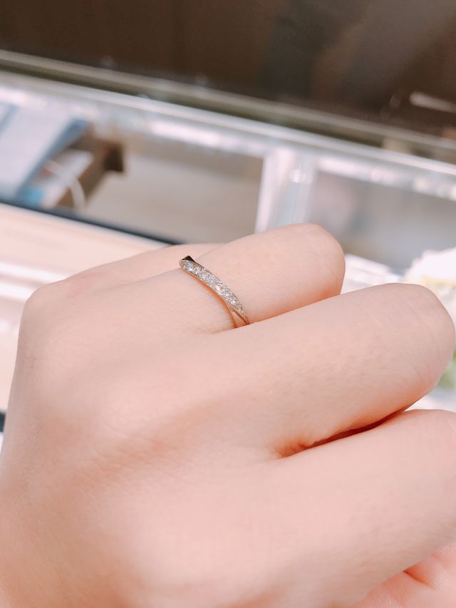 ダイヤモンドが斜めにあしらわれたデザイン