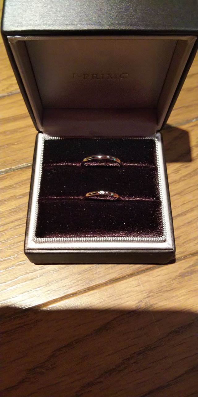 下の指輪です。お色はピンクゴールドです。