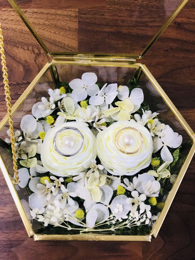 作ったリングピローの上に飾ってみました。