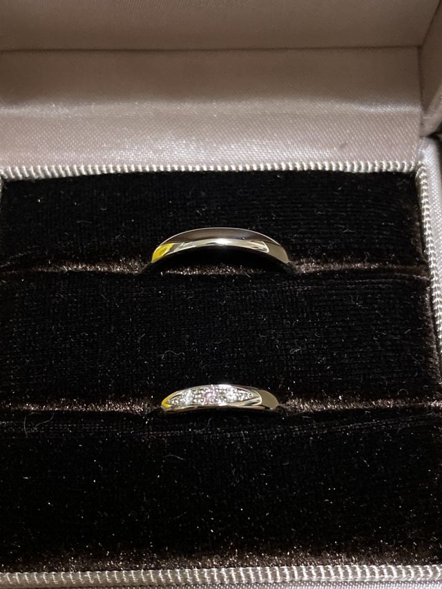 女性側にダイヤがあります。中心のみピンクダイヤモンドに変更。