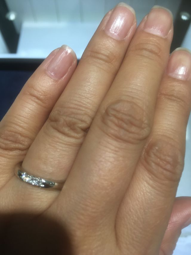 女性が好みそうな小さなダイアモンドが中央で輝いていました！