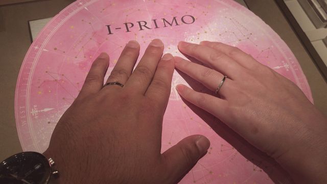 お店で写真用にお借りしたピンク色の板の上で撮らせて頂きました