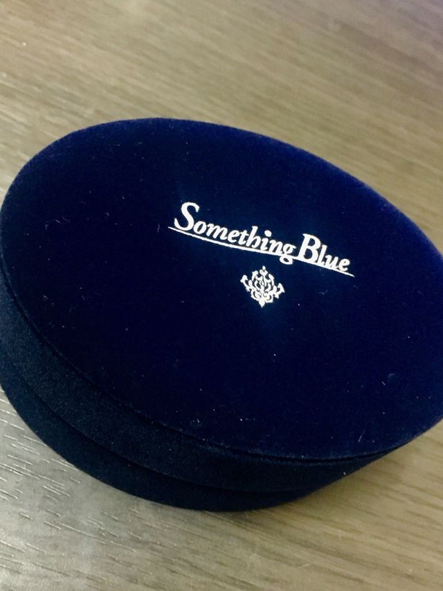 濃紺でベロア素材で高級感があります