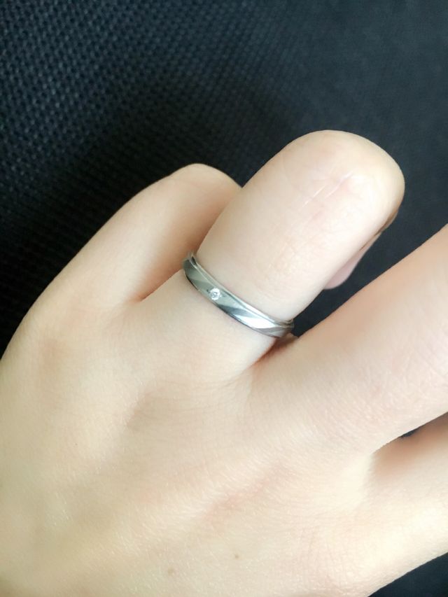 マットな加工ですがカットにより華やかに見えます