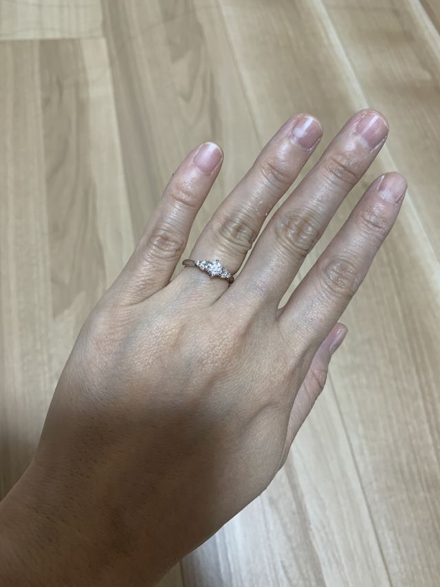 着用時の写真です。
0.35くらいのカラットです。