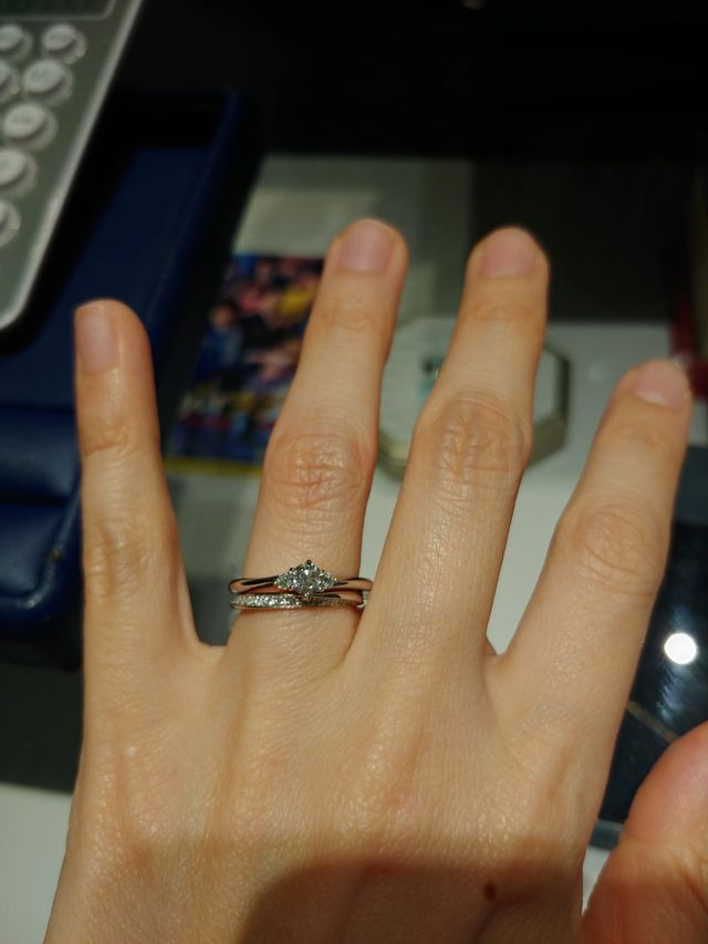 ストレートですが、ひねりが入っていてウェーブっぽくなります。