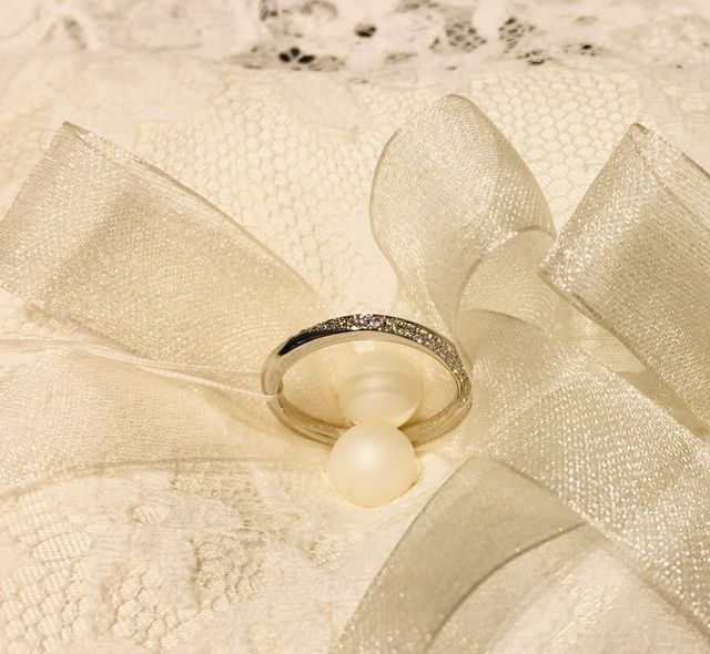 ダイヤの配置が凝っていて、様々な角度ダイヤがキラキラ輝きます