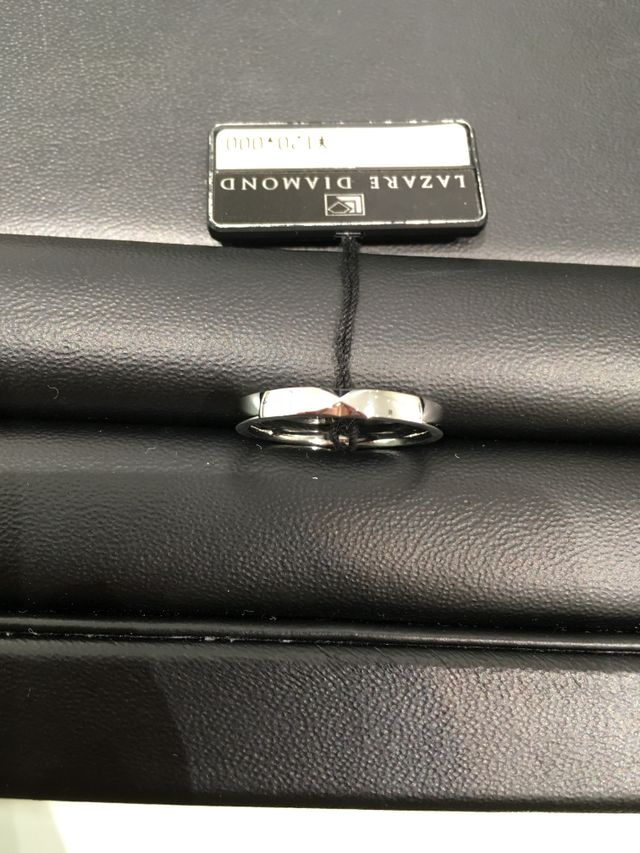 新郎のペアリングです。真ん中だけ模様が浮き上がってみえます