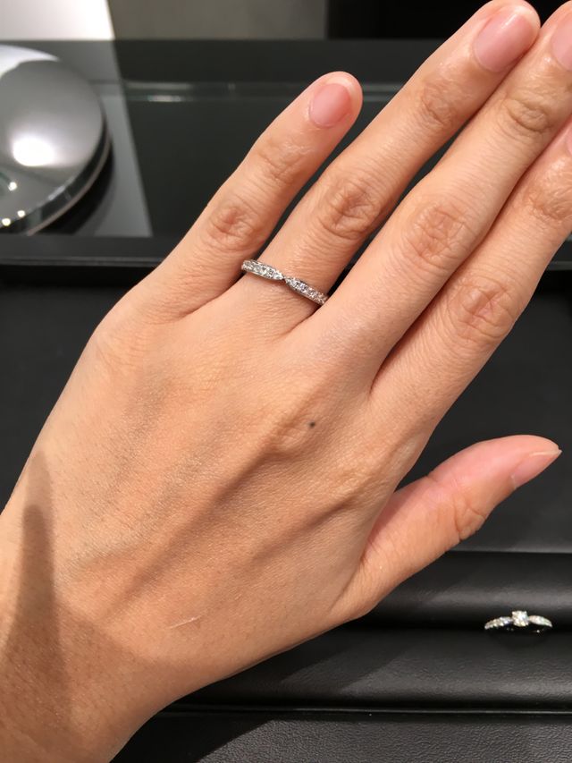 真ん中が窪んでいて、可愛らしいデザインです。