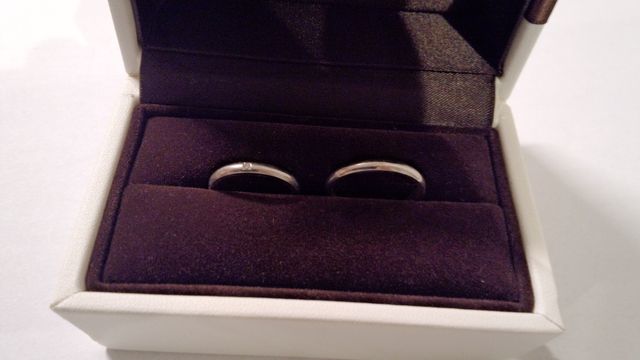 私の方だけダイヤが一石ついています。