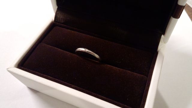 一カ所に小さなダイヤがついています。