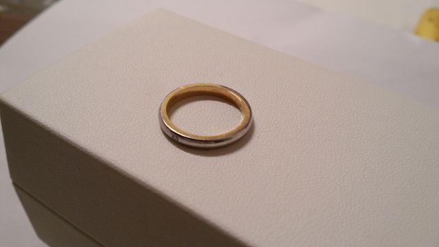 外側がプラチナ、内側がピンクゴールドです。