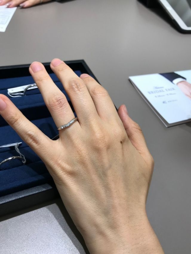 V字で真ん中にダイヤの埋め込み