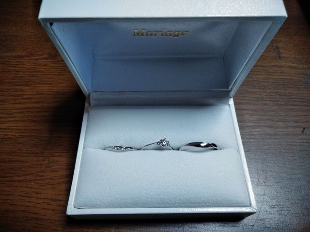 婚約指輪と結婚指輪の3つです。これから着けるのが楽しみです。