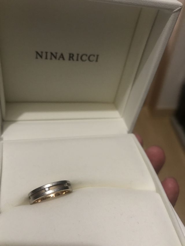 リングピローに納めた時の写真です。