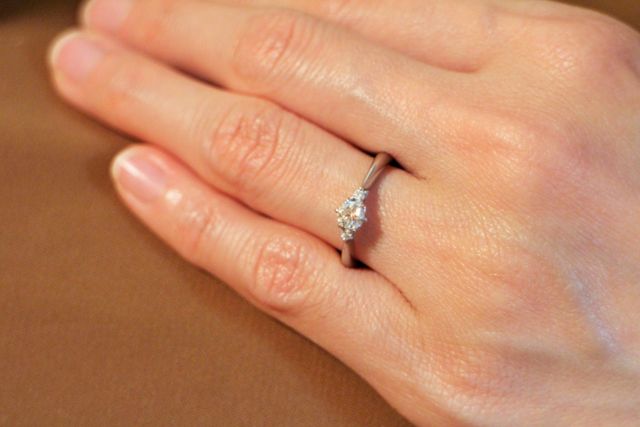 真ん中にダイヤひとつ、両サイドにひとつずつ。